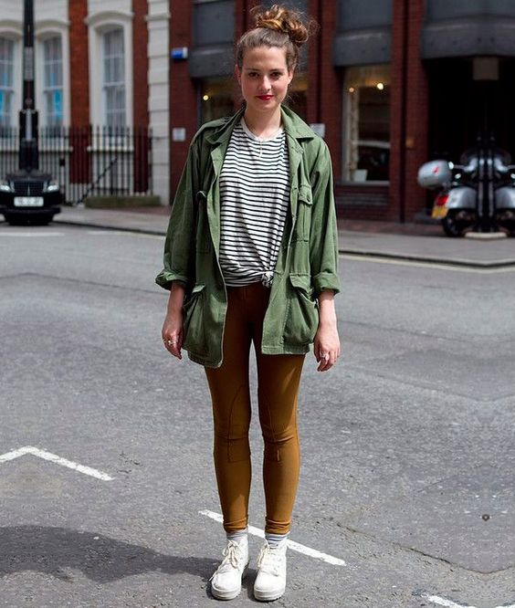 parka verde com legging marrom e camiseta de listras