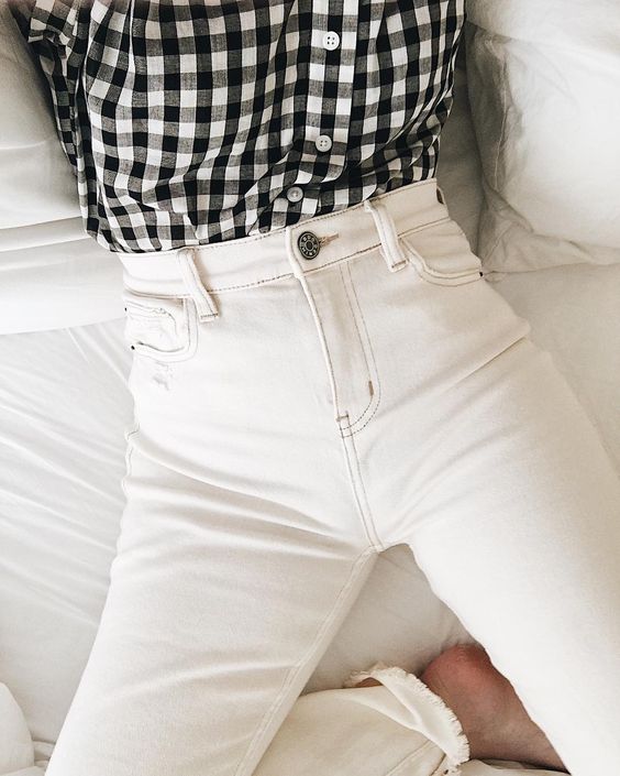 calça branca de cintura alta e camisa zadrez xichy