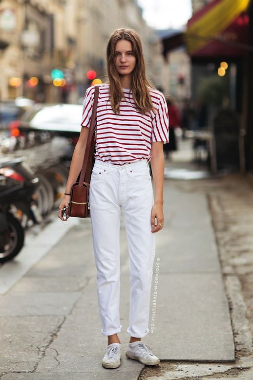 calça jeans branca e camiseta listrada vermelha e branco