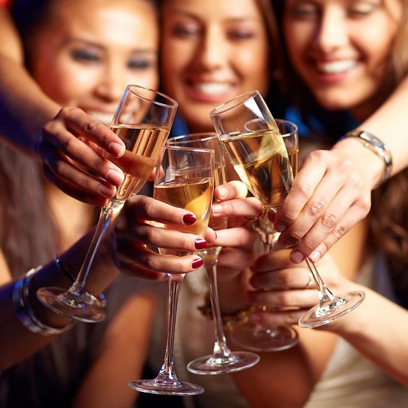 mulheres brindando com champagne