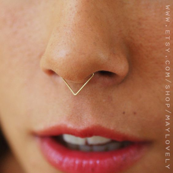 piercing no nariz septo modelo triângulo