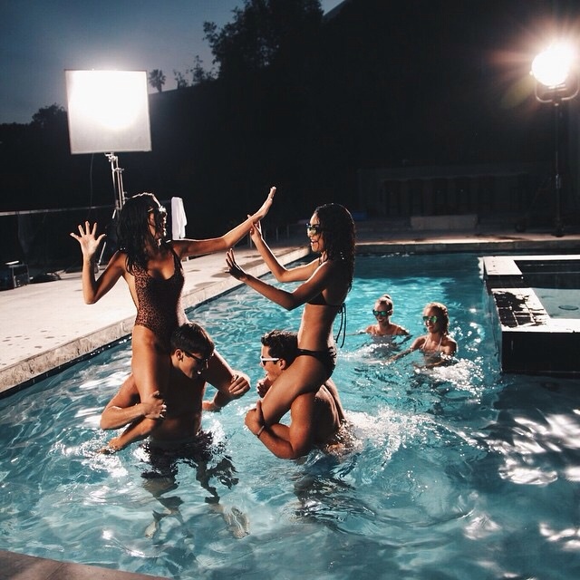 Fotos tumblr na piscina com amigas pool partie