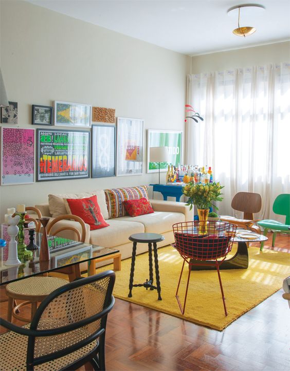 decoração sala jovem com tapete amarelo