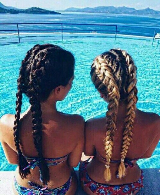 foto com amiga na piscina