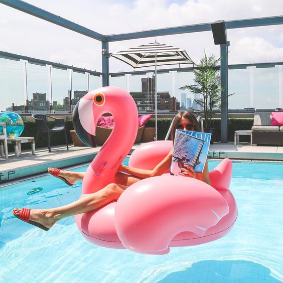 foto na piscina com bóia de flamingo