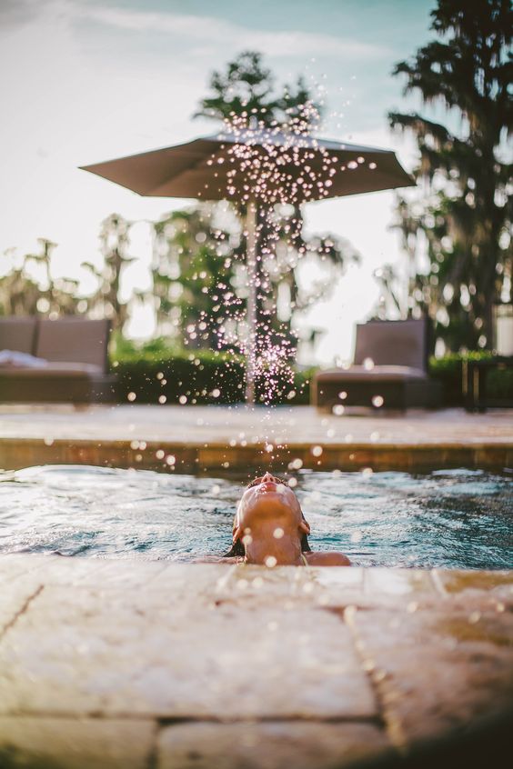 fotos criativas na piscina tumblr respingos de água