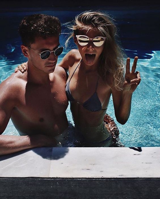 fotos tumblr na piscina com namorado pose