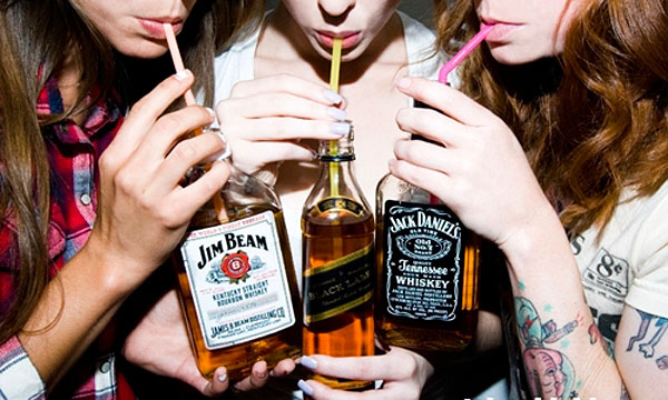 mulheres bebendo whisky