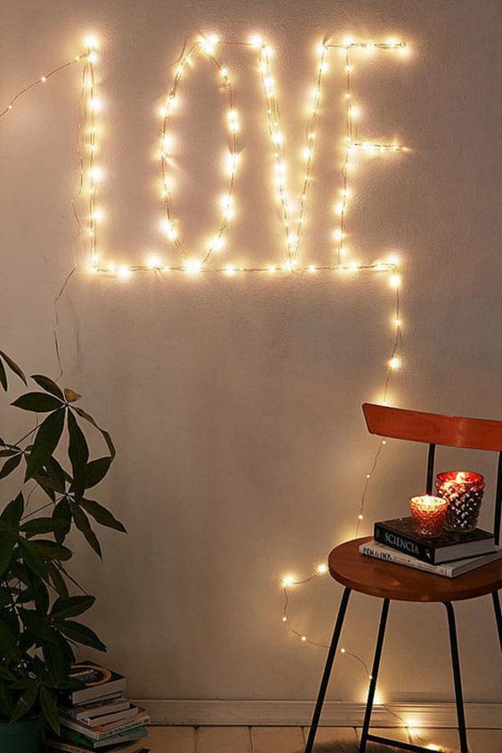 decoração iluminação com pisca pisca escrito na parede