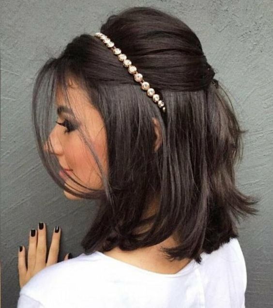 penteado madrinha de casamento cabelo curto com tiara