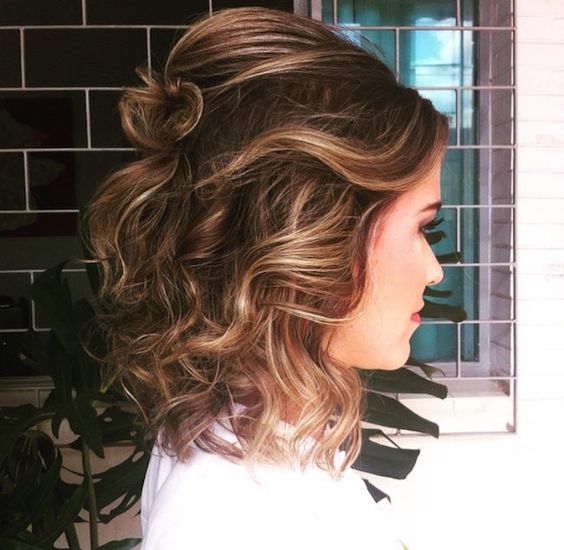 penteado madrinha de casamento durante o dia cabelo curto