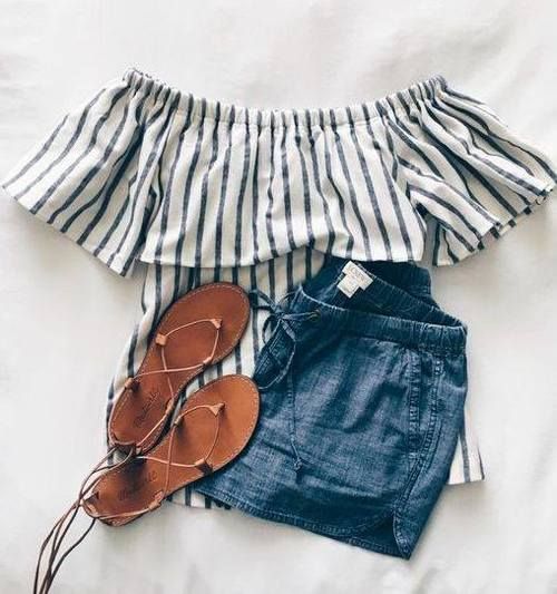 shorts jeans e blusa de ombro a ombro listrada