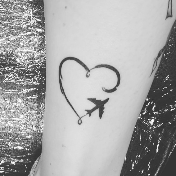 tattoo coração e avião