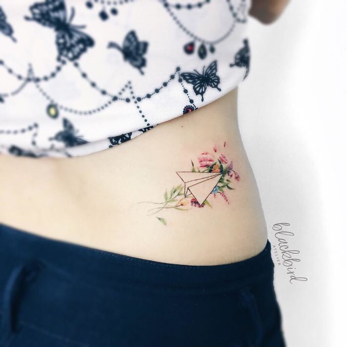 tatuagem de avião e flores