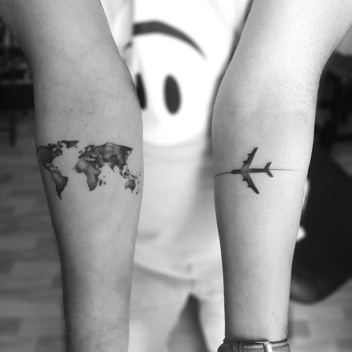 tatuagem de mapa e avião