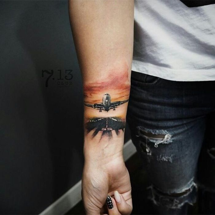 tatuagem no braço de avião