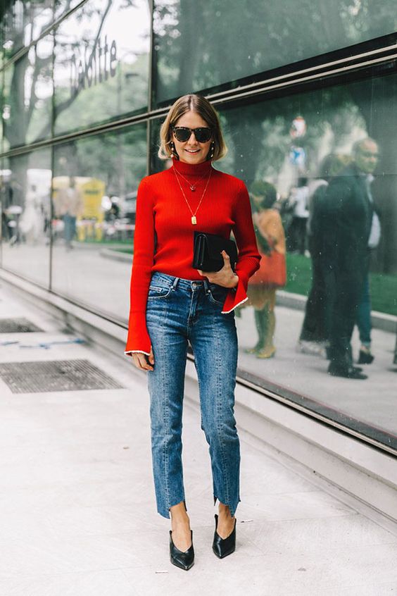 blusa vermelha, calça jeans e scarpin v neck