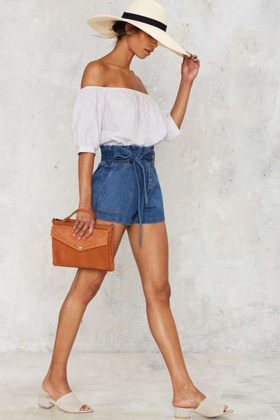 looks com decote ombro a ombro e shorts jeans