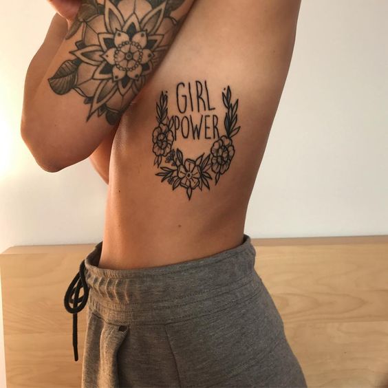 tatuagem girl power nas costelas