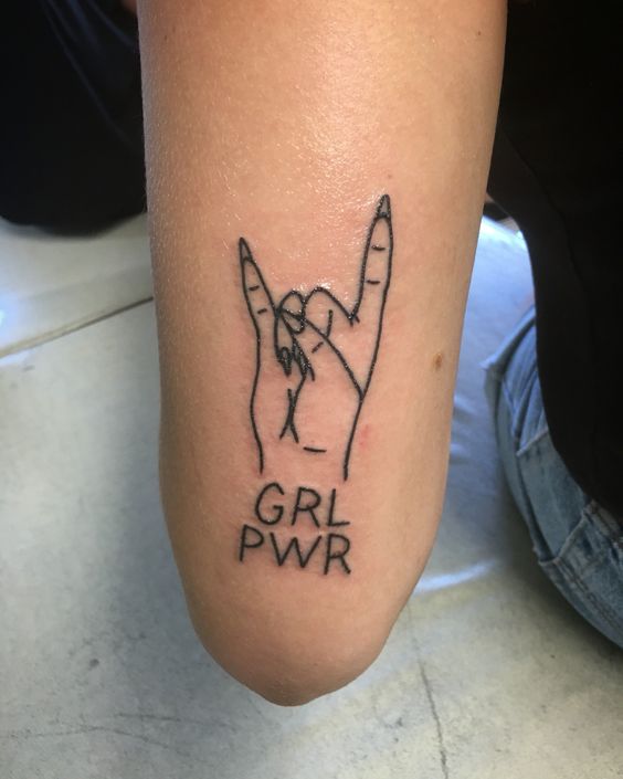 tatuagem girl power no braço 1