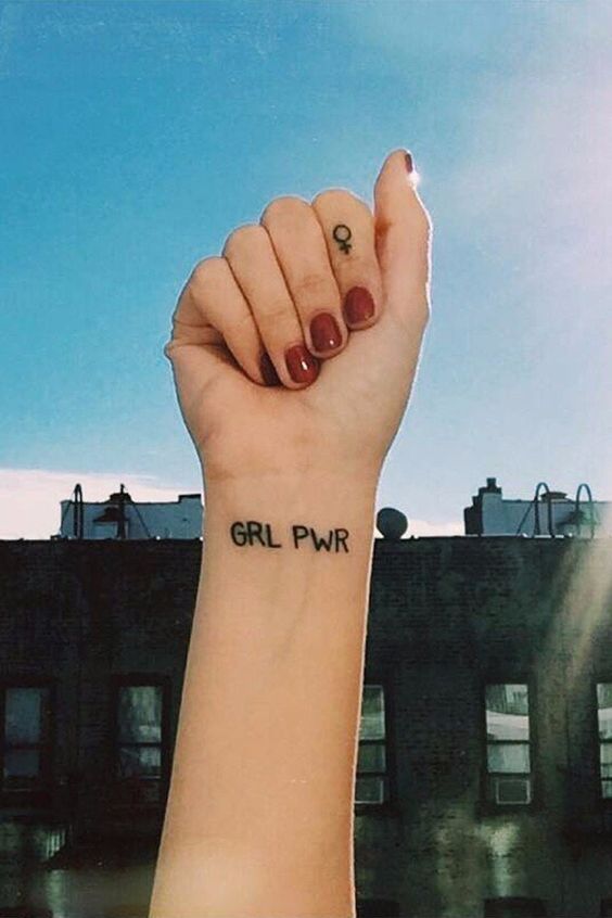 tatuagem girl power no pulso e dedo