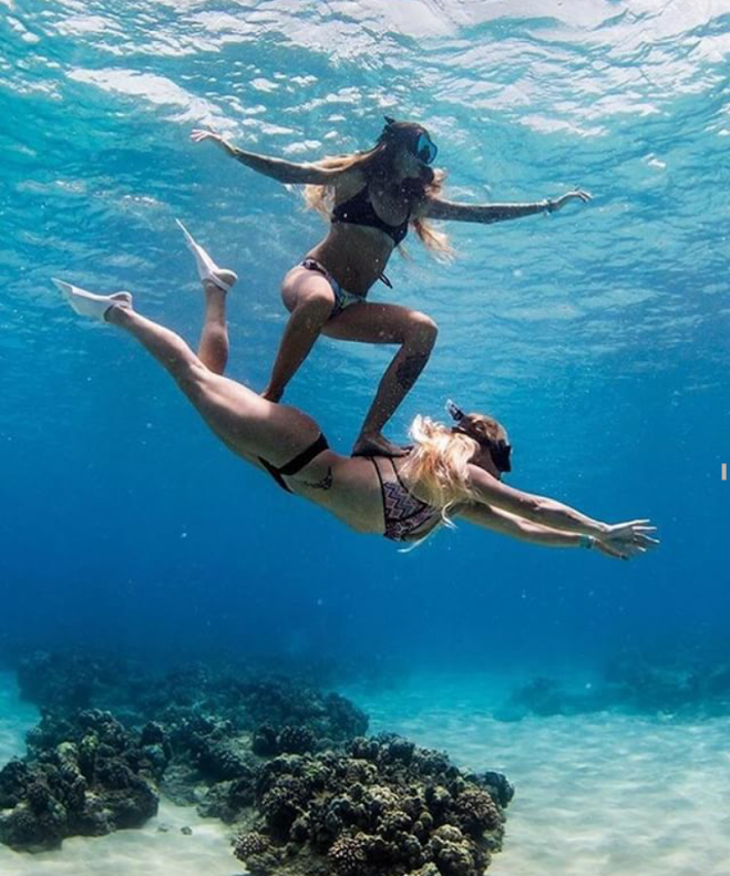 foto surfando embaixo da agua