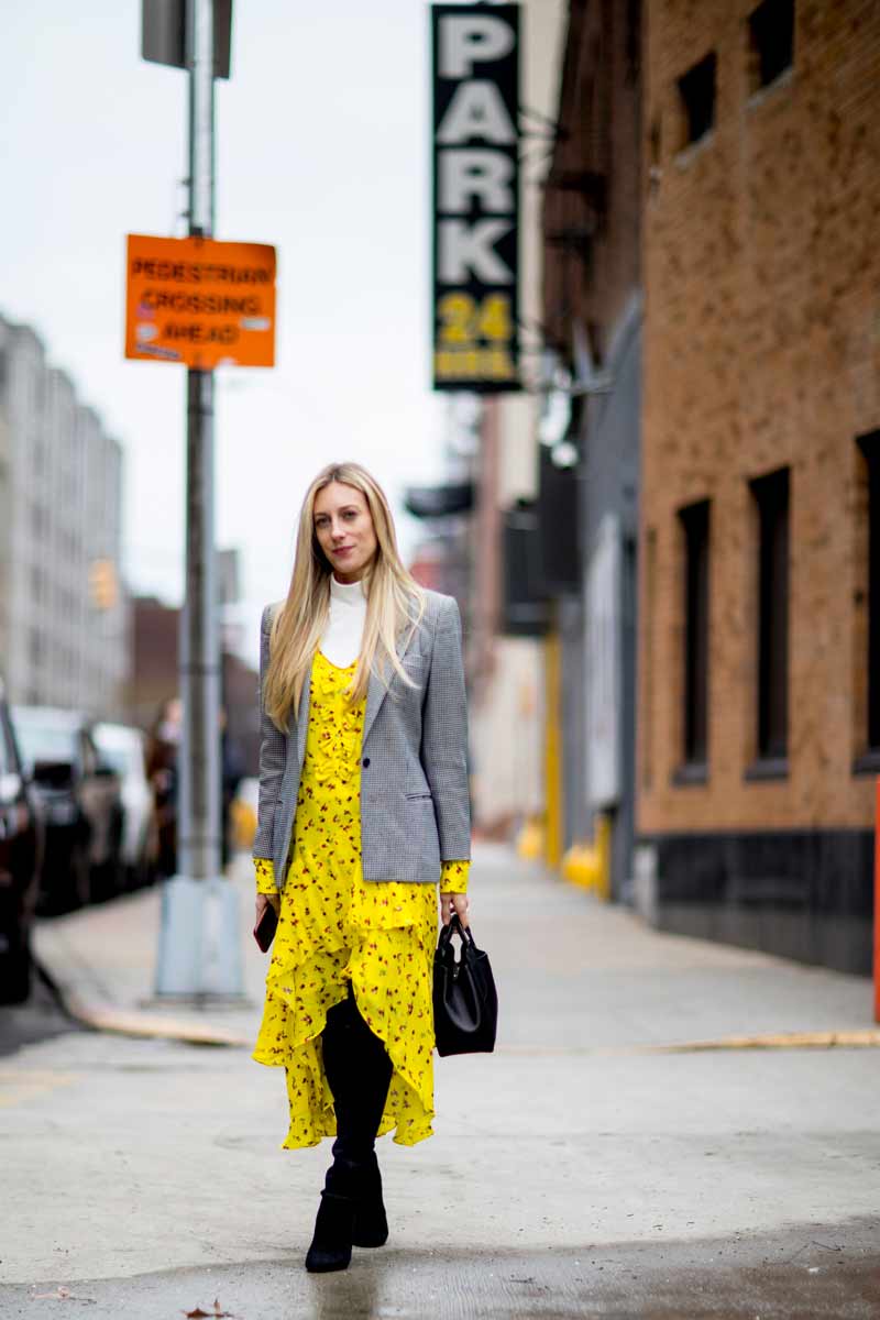 vestido-floral-amarelo-com-bota