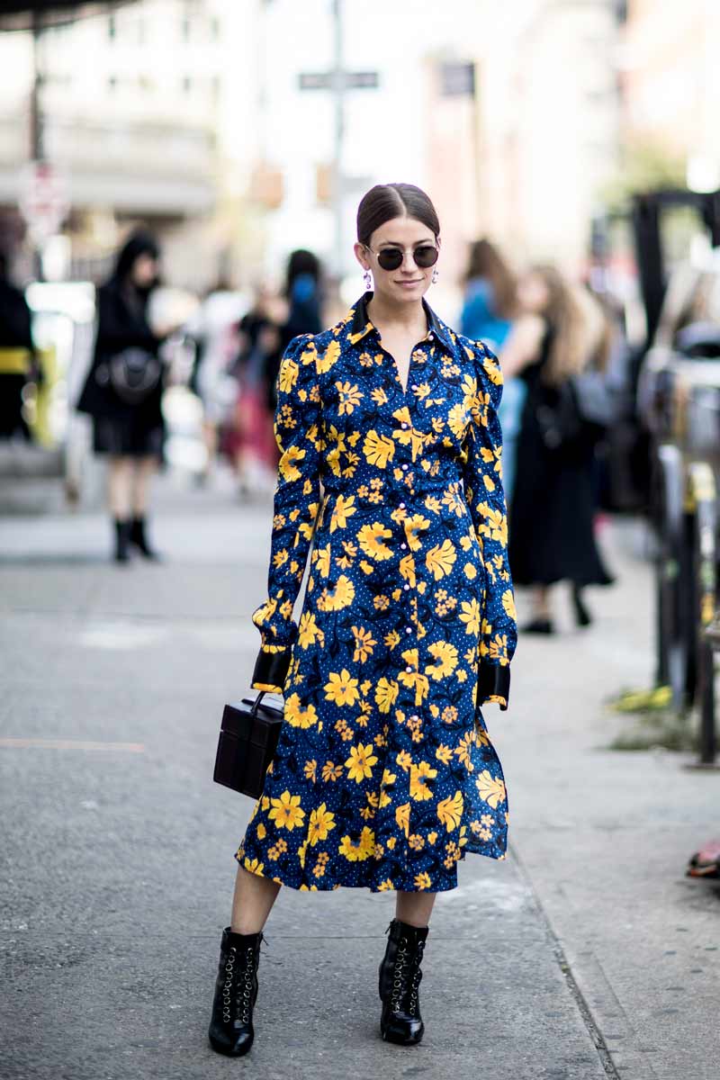 vestido-floral-azul-e-amarelo-com-botas