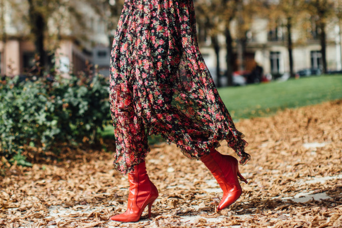 vestido floral com bota como usar