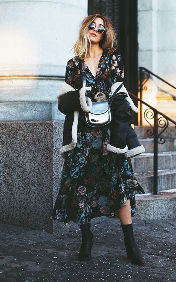 vestido floral com bota e casaco de inverno