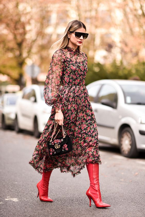 vestido floral com bota vermelha
