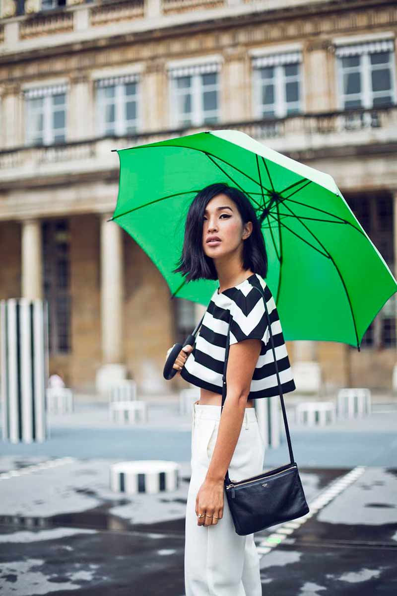 look-dia-de-chuva-calça-branca-e-top-cropped-listrado