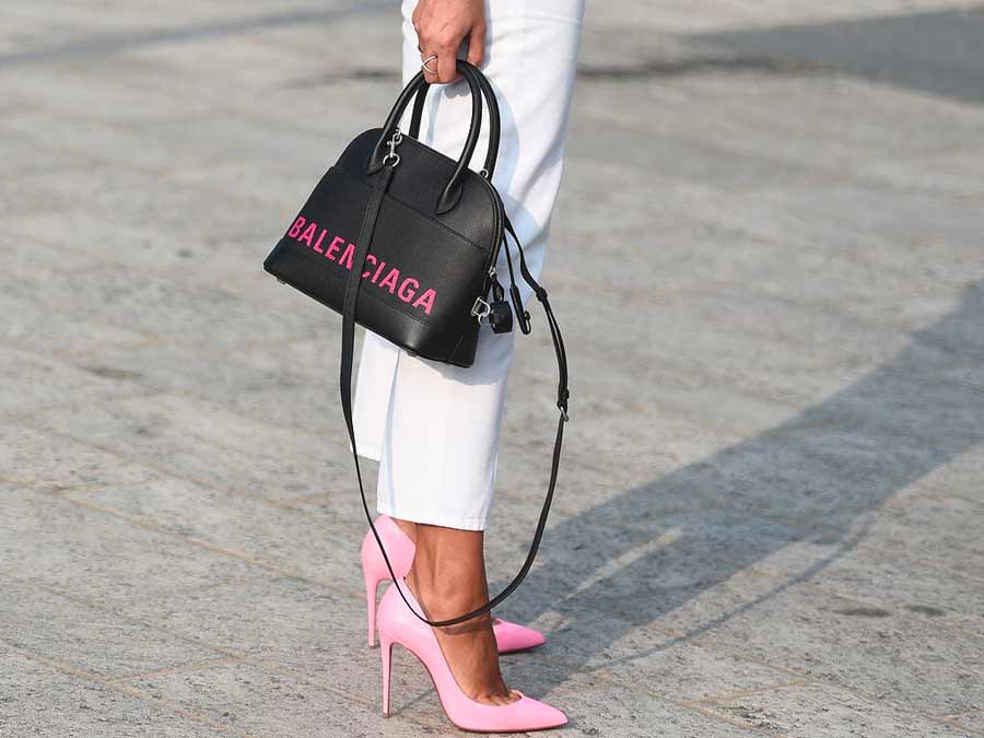 scarpin rosa claro bolsa preta balenciaga calça branca