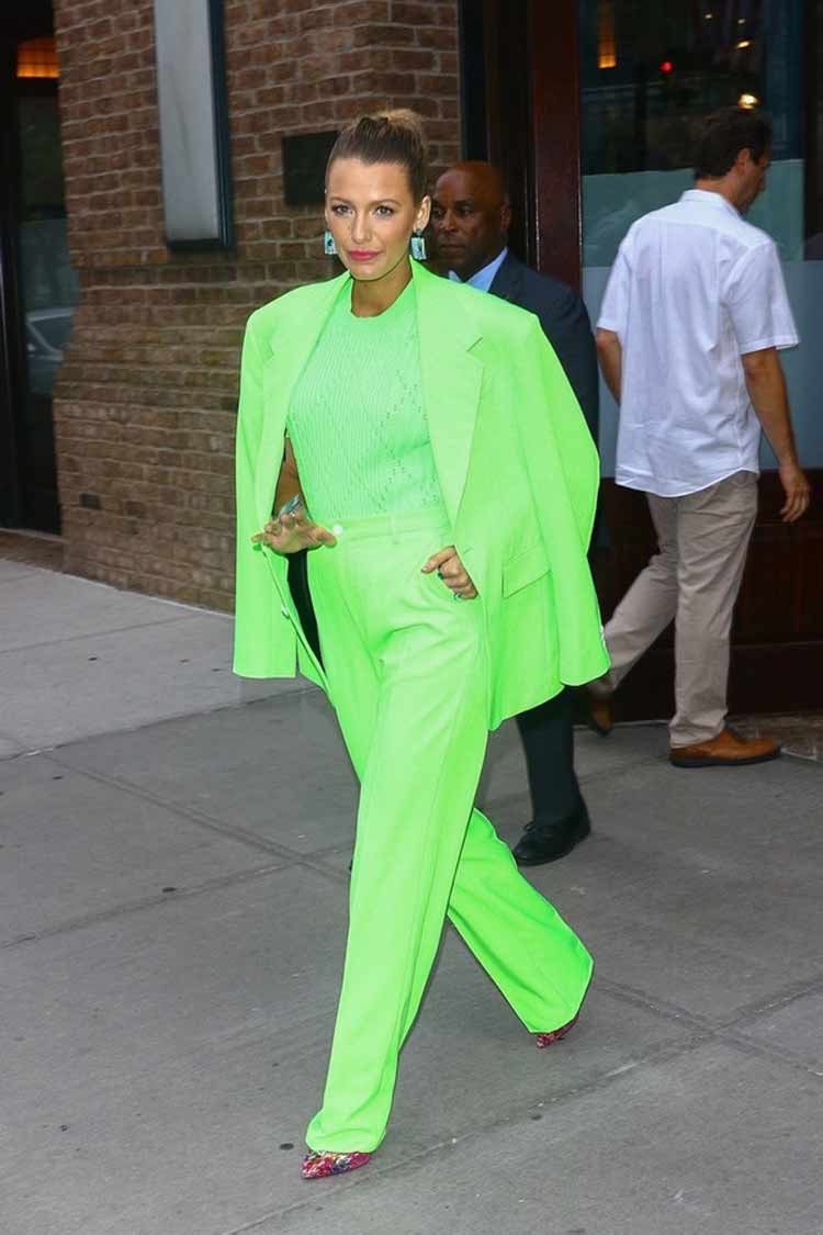look-blazer-e-calca-verde-neon