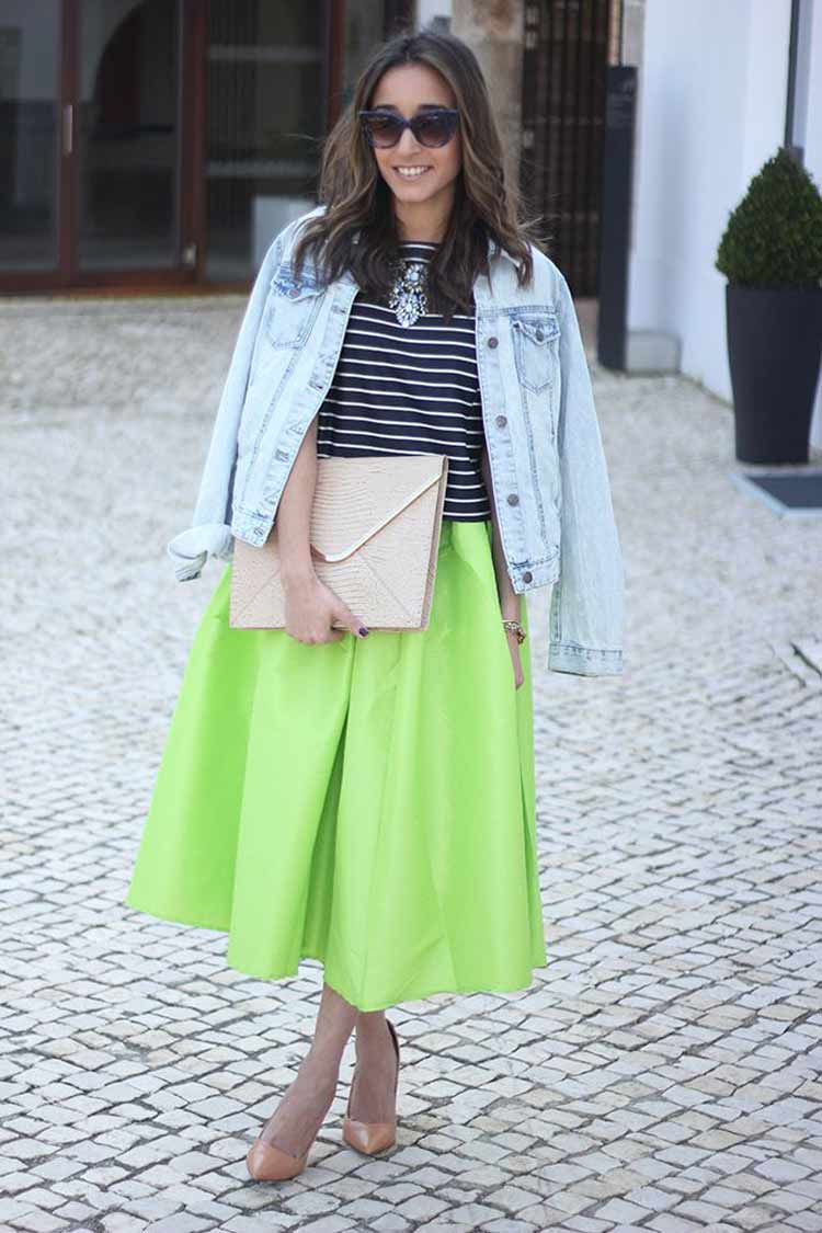 saia-midi-verde-neon-blusa-listrada-e-jaqueta-jeans