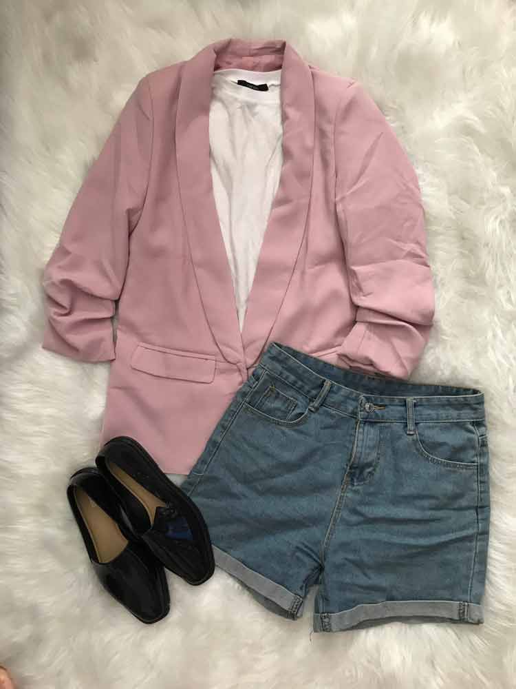sgorte-jeans,-camiseta-branca,-blazer-rosa-e-melissa
