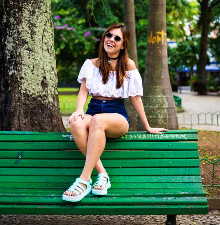 shorts-jeans-e-blusa-ombro-a-ombro-branco-verão