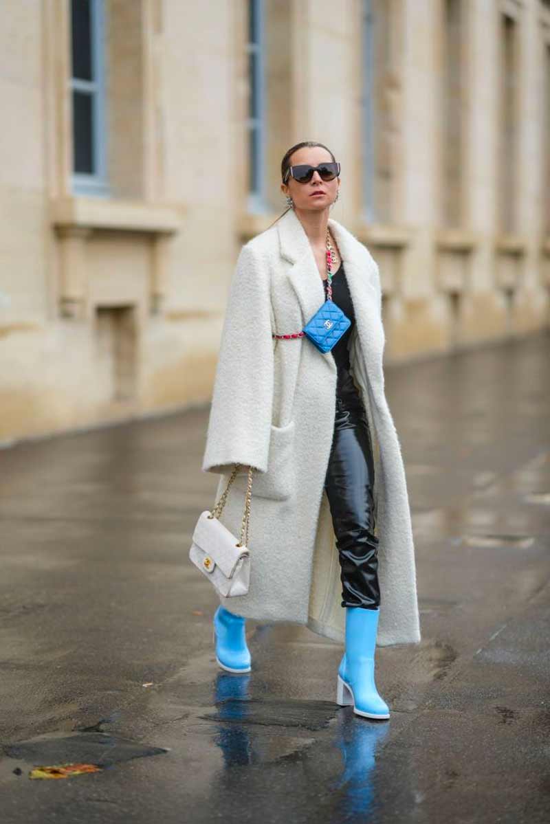 bota de plástico azul claro calça de vinil preta casaco pelúcia branco mini bolsa azul