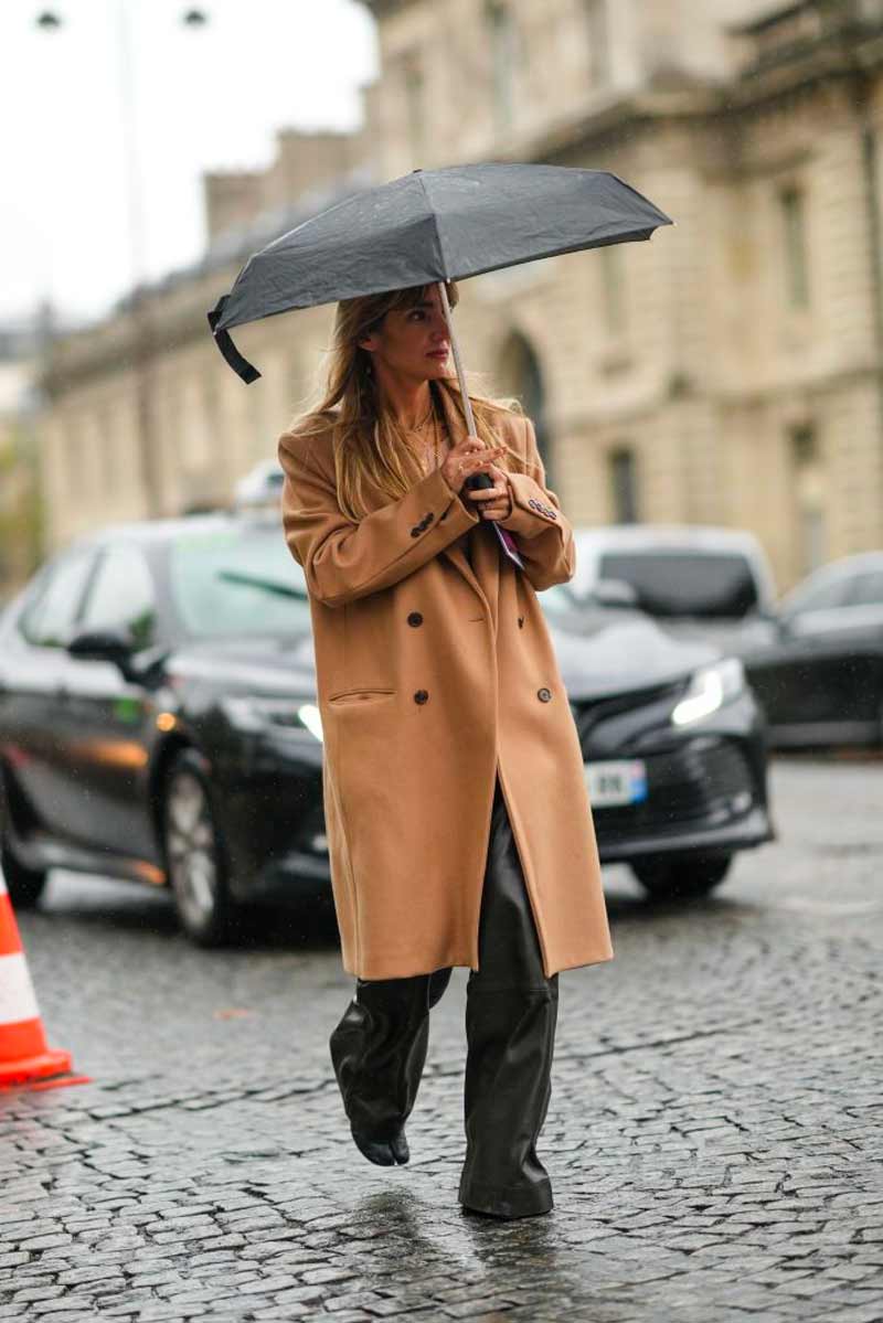 calça de couro larga preta casaco camelo chuva