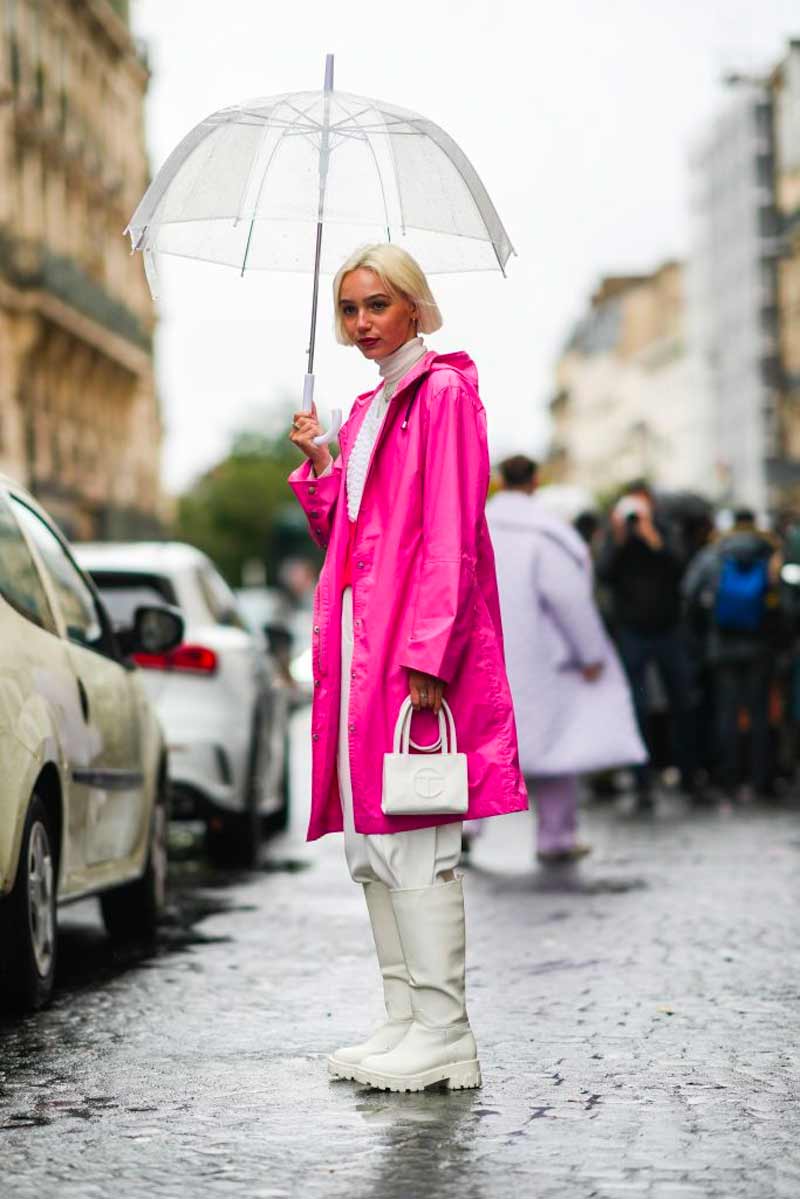 capa de chuva rosa pink valentino bota de borracha branca guarda chuva transparente