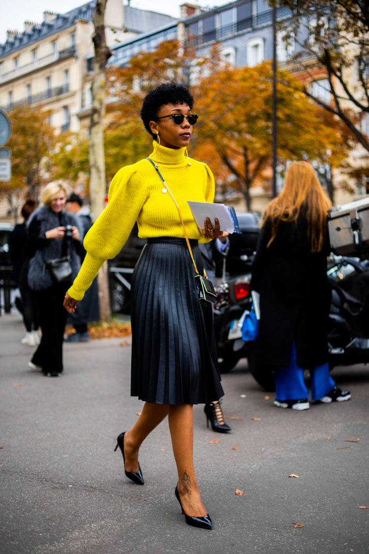 look-saia-plissada-midi-preta-e-blusa-de-lã-amarela