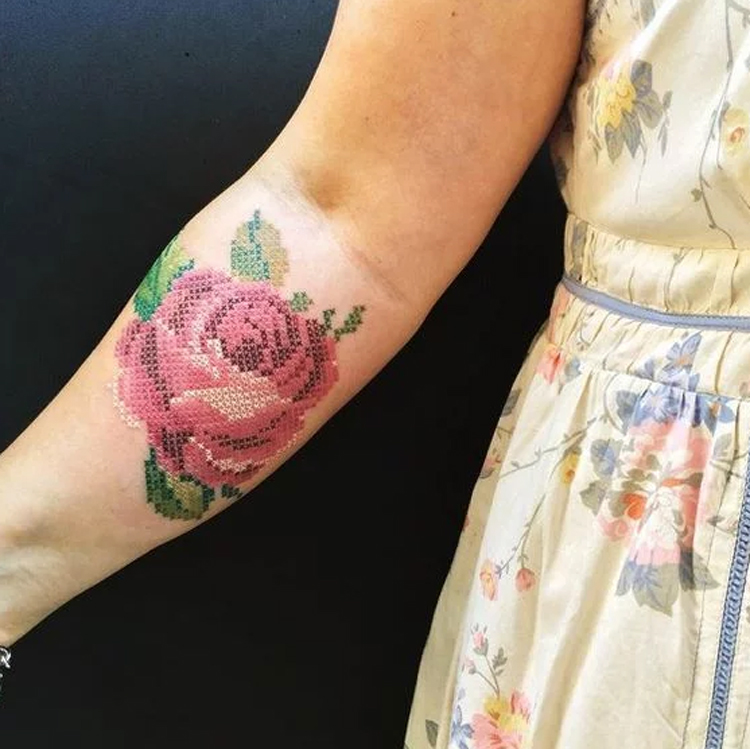 tatuagem-bordada-de-rosa-no-braço