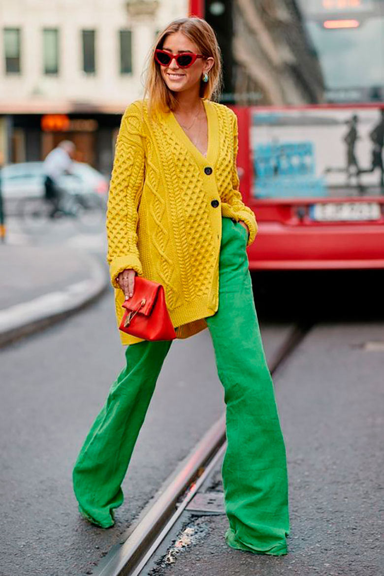 looks-com-bolsa-clutch-colorido-calça-verde-e-cardigan-amarelo