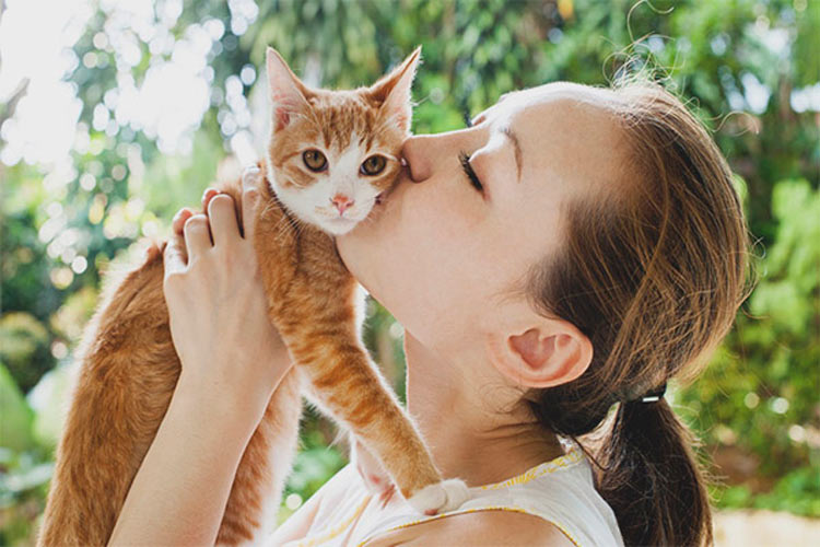 mulher-beijando-gato-laranja