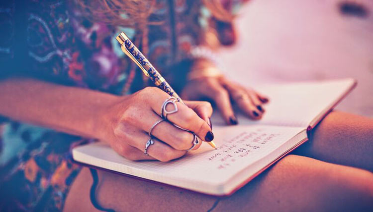 mulher-escrevendo-diario