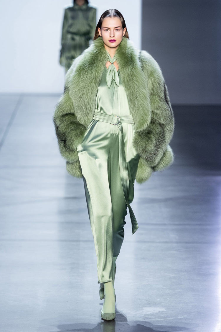 neo-mint-verde-menta-cor-verão-2020-looks-cetim-e-casaco-de-pele