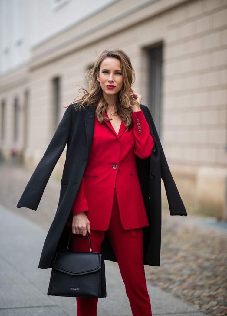 look-terno-vermelho-de-trabalho-e-casaco-preto