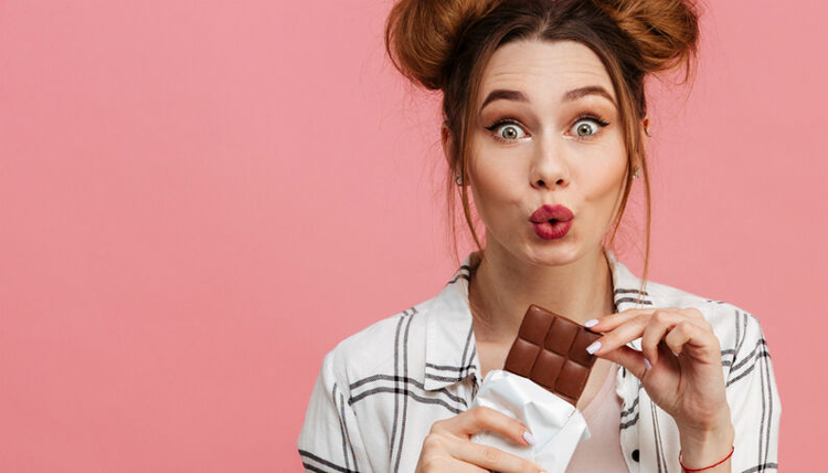 mulher-comendo-chocolate