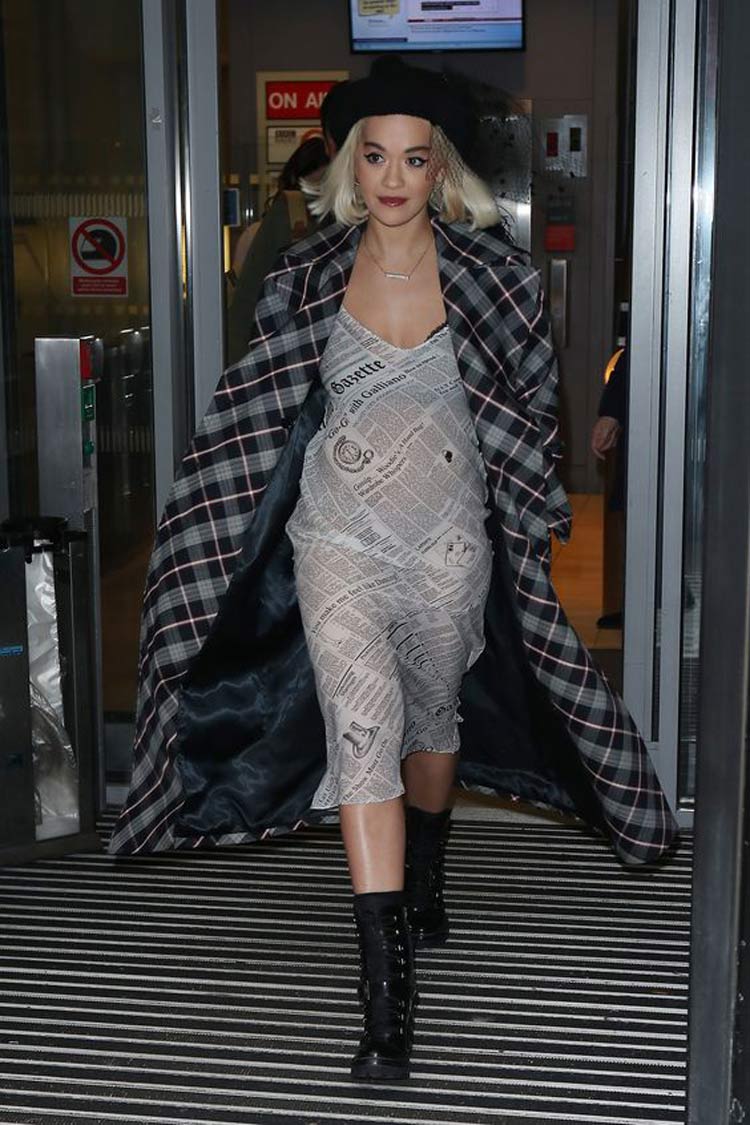 rita-ora-vestido-estampa-de-jornal