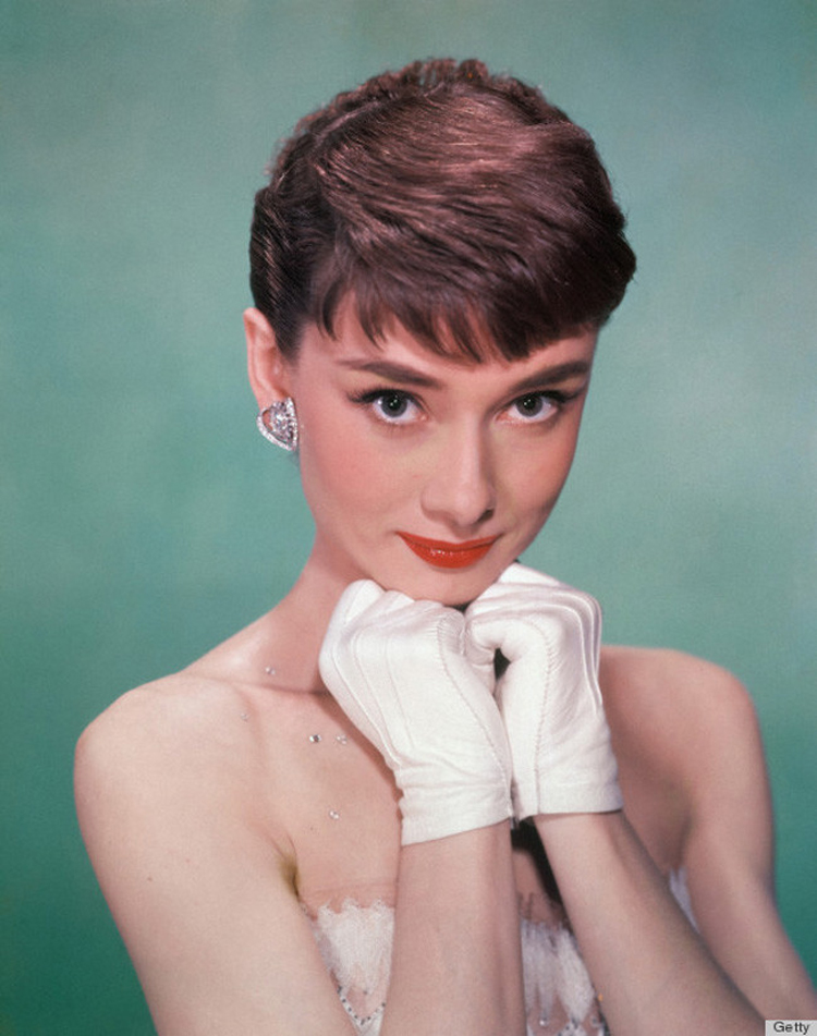 Audrey-Hepburn-com-luvas